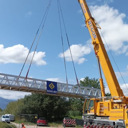 Grutage de la passerelle