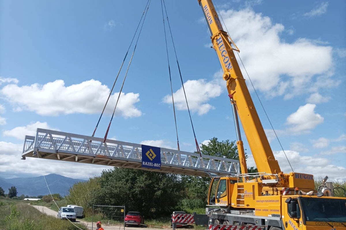 Grutage de la passerelle