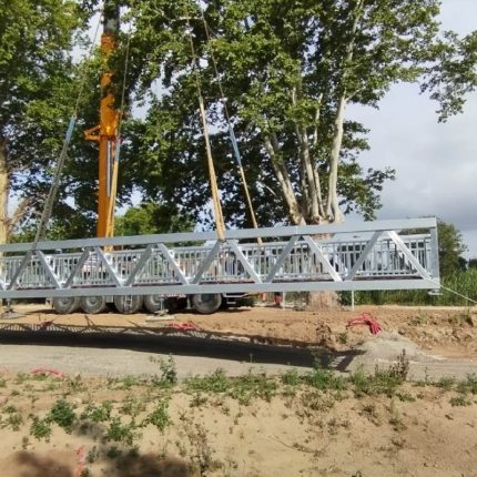 Grutage de la passerelle