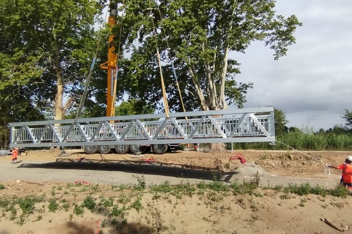 Grutage de la passerelle