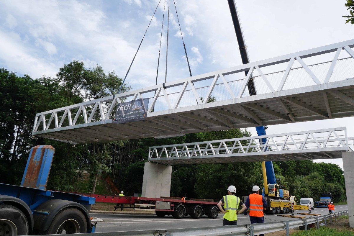 Grutage de la passerelle